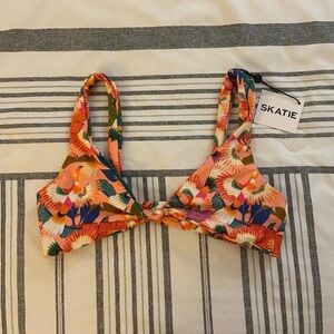 Skatie Penny top in a size Medium. Print: Bel Air